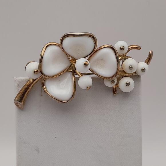 Vintage Trifari White Milk Glass Beaded Brooch - Picture 8 of 8